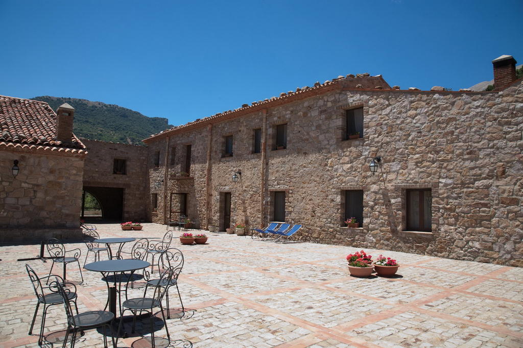 Masseria Rocca Di Gonato Castelbuono  Ngoại thất bức ảnh